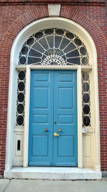 mavi ön kapı
