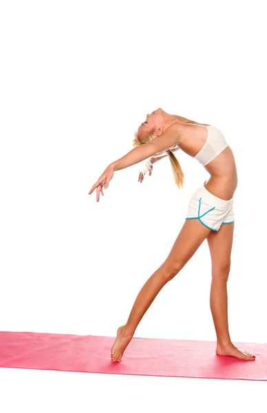 Yoga vrouw die zich uitstrekt — Stockfoto