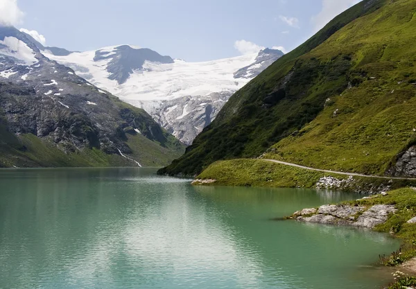 Grüner großer Bergsee — Stockfoto