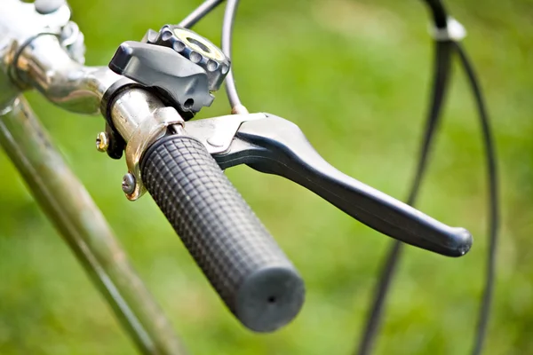 Bicicleta agarre y deslizamiento en la hierba —  Fotos de Stock