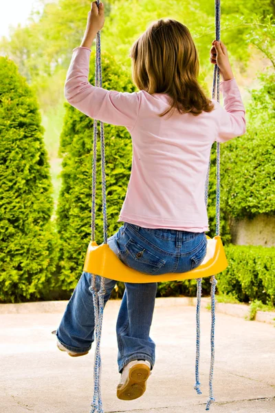 Niño en swing colgante —  Fotos de Stock