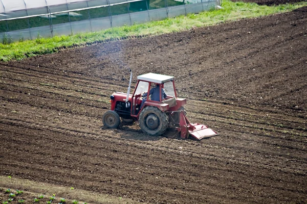 Traktor-Gerät pflügt landwirtschaftliche — Stockfoto