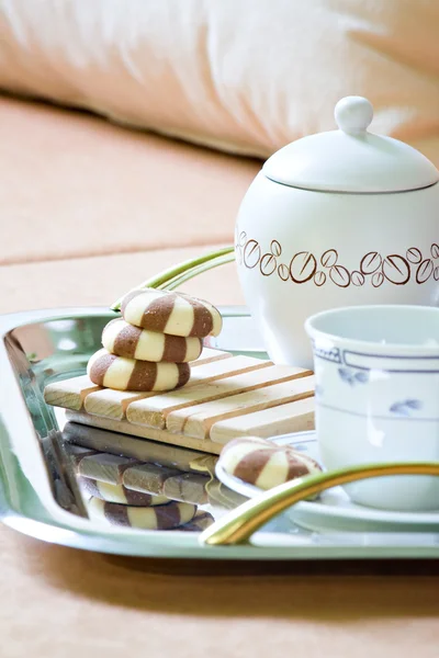Café da manhã com sobremesa de chá e bolo na cama — Fotografia de Stock