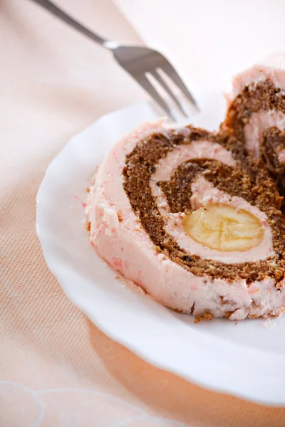Tatlı Muzlu Kek krem çöl tabak ve çatal ile — Stok fotoğraf