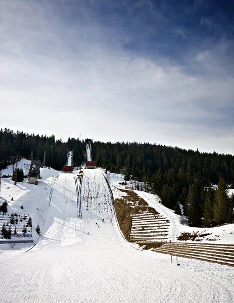 在山区冬季雪地滑雪跳塔 — 图库照片