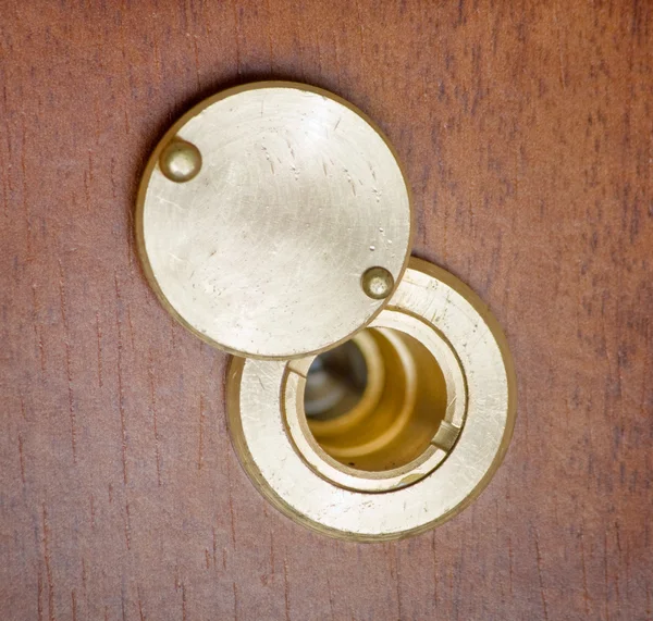 Kapıda casus deliği veya peephole görünümü — Stok fotoğraf