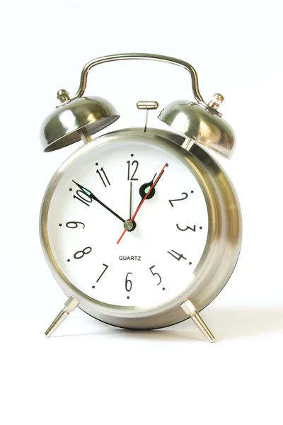 白い背景で古典的なレトロなリング時計 — ストック写真