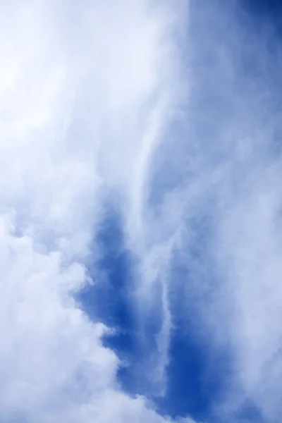 Μπλε συννεφιασμένο ουρανό σε ηλιόλουστη μέρα φωτεινή Φωτογραφία Αρχείου