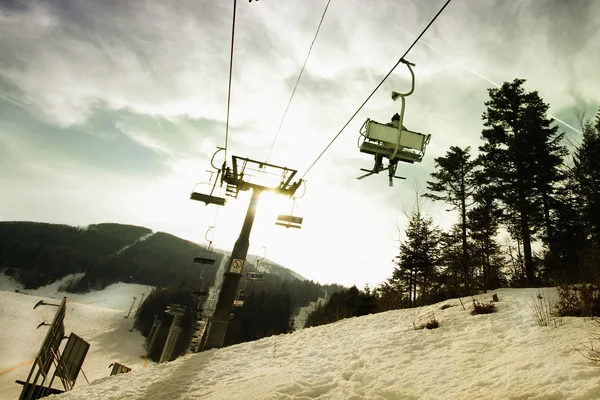 Kolejki linowej narciarskich transportu drut w słoneczny dzień Pochmurnie Zdjęcia Stockowe bez tantiem