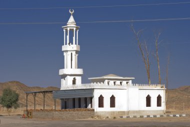 Mısır çölde yol kenarındaki cami