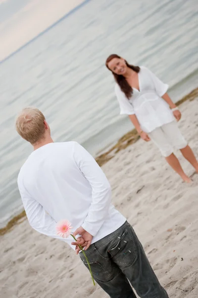 Romantický muž a žena na pláži — Stock fotografie