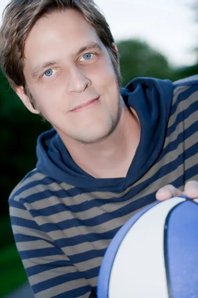 Smilende ung mann med basketball – stockfoto