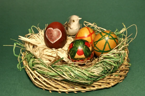 Nid avec des œufs de Pâques et un oiseau — Photo