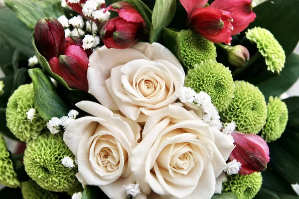 Bouquet of white roses and decoration — Stock Photo, Image