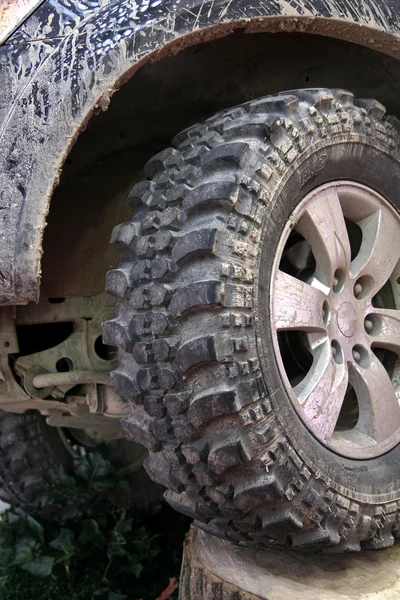 Smutsiga hjul offroad bil — Stockfoto