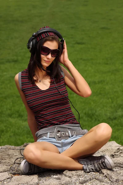 Casual teenager listening to music — Stock Photo, Image
