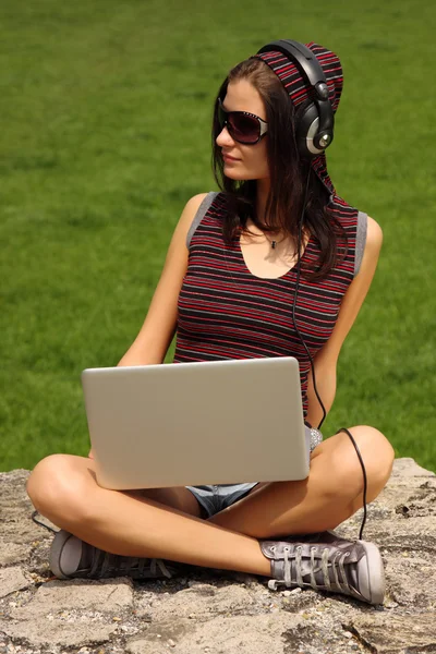 Casual teenager enjoy the music — Stock Photo, Image