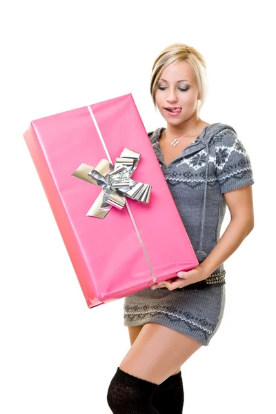 Büyük pembe hediye tutan genç kadın — Stok fotoğraf