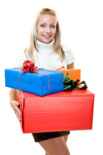 Mulher agradável dando natal-caixa — Fotografia de Stock