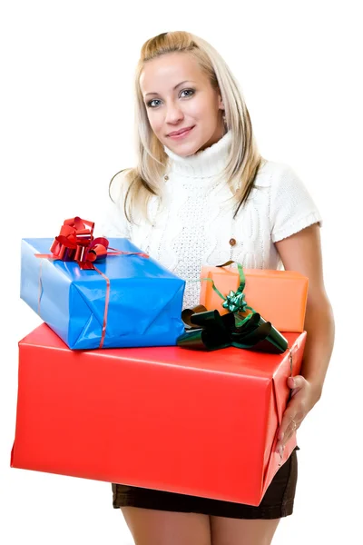 Schöne Frau, die zu Weihnachten Geschenke verteilt — Stockfoto
