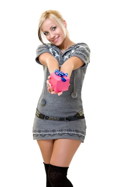 Žena dává dárek malé růžové a usmívá se — Stock fotografie