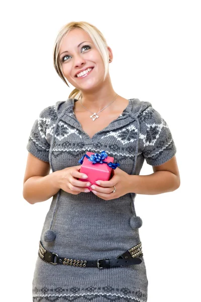 Frau hält ein kleines rosa Geschenk in der Hand und lächelt — Stockfoto