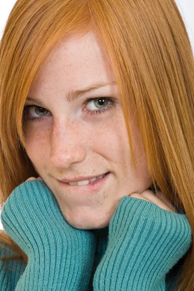 Szexi vörös hajú nő szájába csípős — Stock Fotó