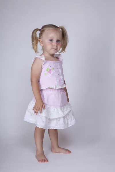 Lány rózsaszín ruhában Stock Kép