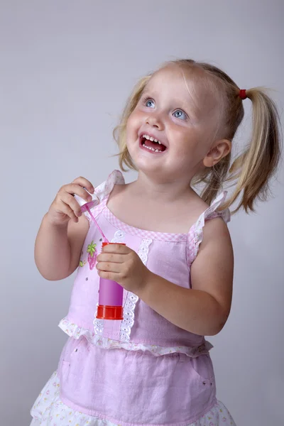 Šťastná dívka hra — Stock fotografie