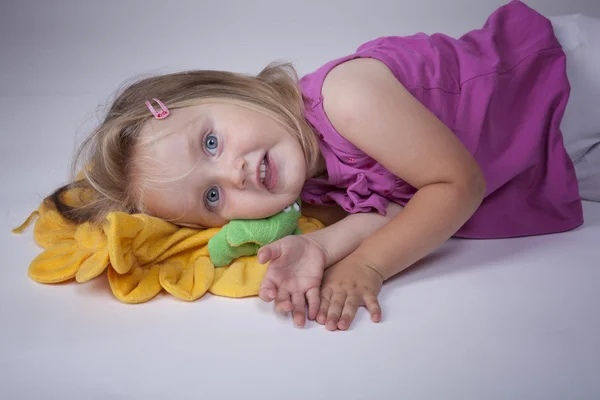 Niño en una almohada —  Fotos de Stock