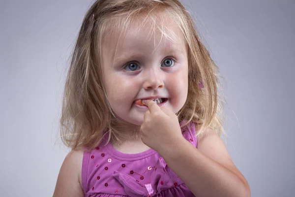 Gyerek eszik a gumi Stock Kép