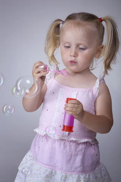 Making soap bubbles — Stock Photo, Image