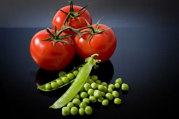 Tomates e ervilhas verdes — Fotografia de Stock