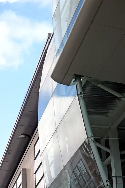 Gebogen glazen gebouw in manchester — Stockfoto