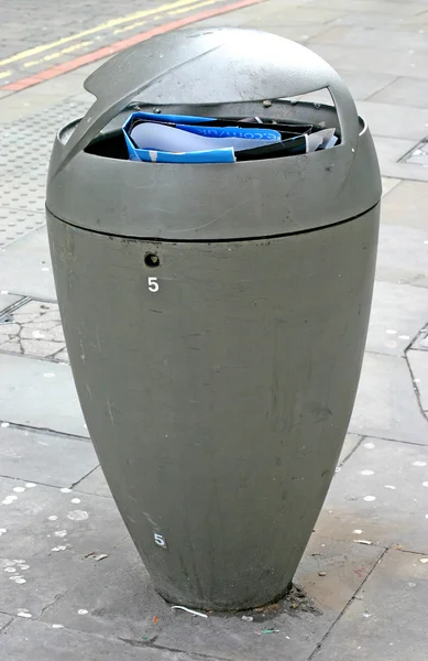 Moderno bidone della spazzatura in strada — Foto Stock