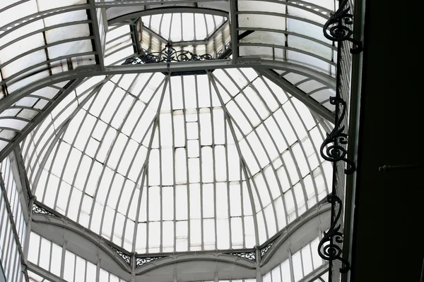 Крыша из стекла и стали — стоковое фото