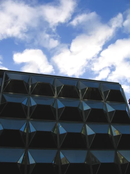 Geometrické moderní kancelářské budovy v Liverpoolu — Stock fotografie