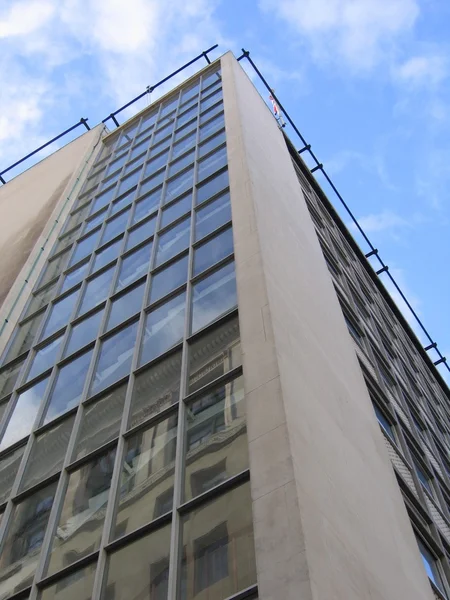 Moderna glas dubbelsidig kontorsbyggnad i liverpool — Stockfoto