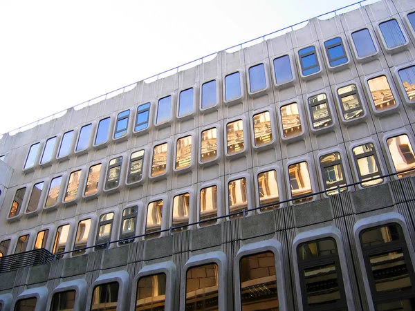 Modernes Bürogebäude in leverpool — Stockfoto