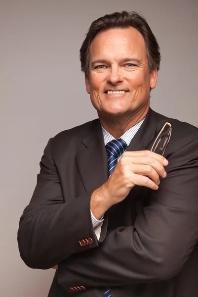 Schöner Geschäftsmann lächelt im Anzug — Stockfoto