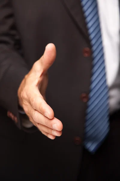 Un homme d'affaires donne la main pour une poignée de main — Photo
