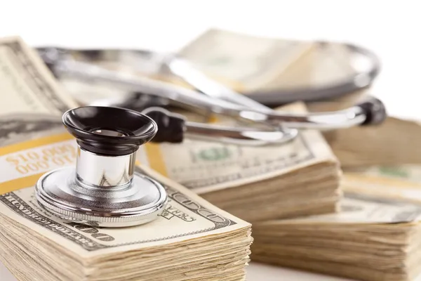 Stetoscopio Posa su pile di denaro — Foto Stock