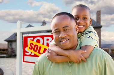 Afrikalı-Amerikalı babası, oğlu, satılan işareti