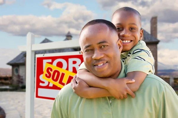 Afrikanisch-amerikanischer Vater, Sohn, verkaufte Schild — Stockfoto