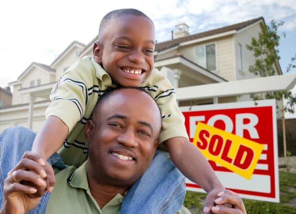Hombre y niño afroamericanos con hogar — Foto de Stock