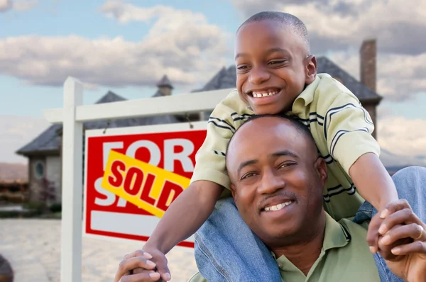 Gelukkig Afrikaanse Amerikaanse vader en zoon en teken — Stockfoto