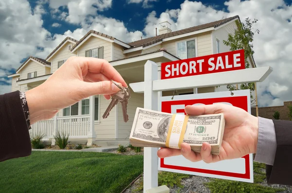 Överlämna kontanter för hus nycklar, sign — Stockfoto