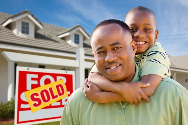 Homem e criança afro-americanos com lar — Fotografia de Stock