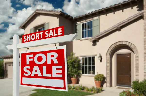 Kırmızı kısa Satılık Emlak işareti ve ev — Stok fotoğraf