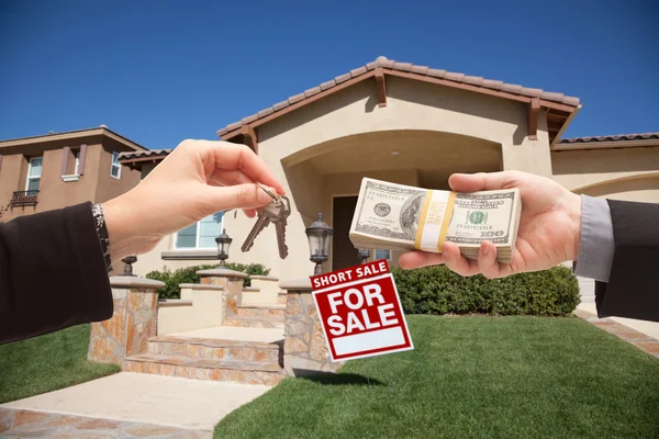 Contant geld voor het huis sleutels overhandigen, ondertekenen — Stockfoto